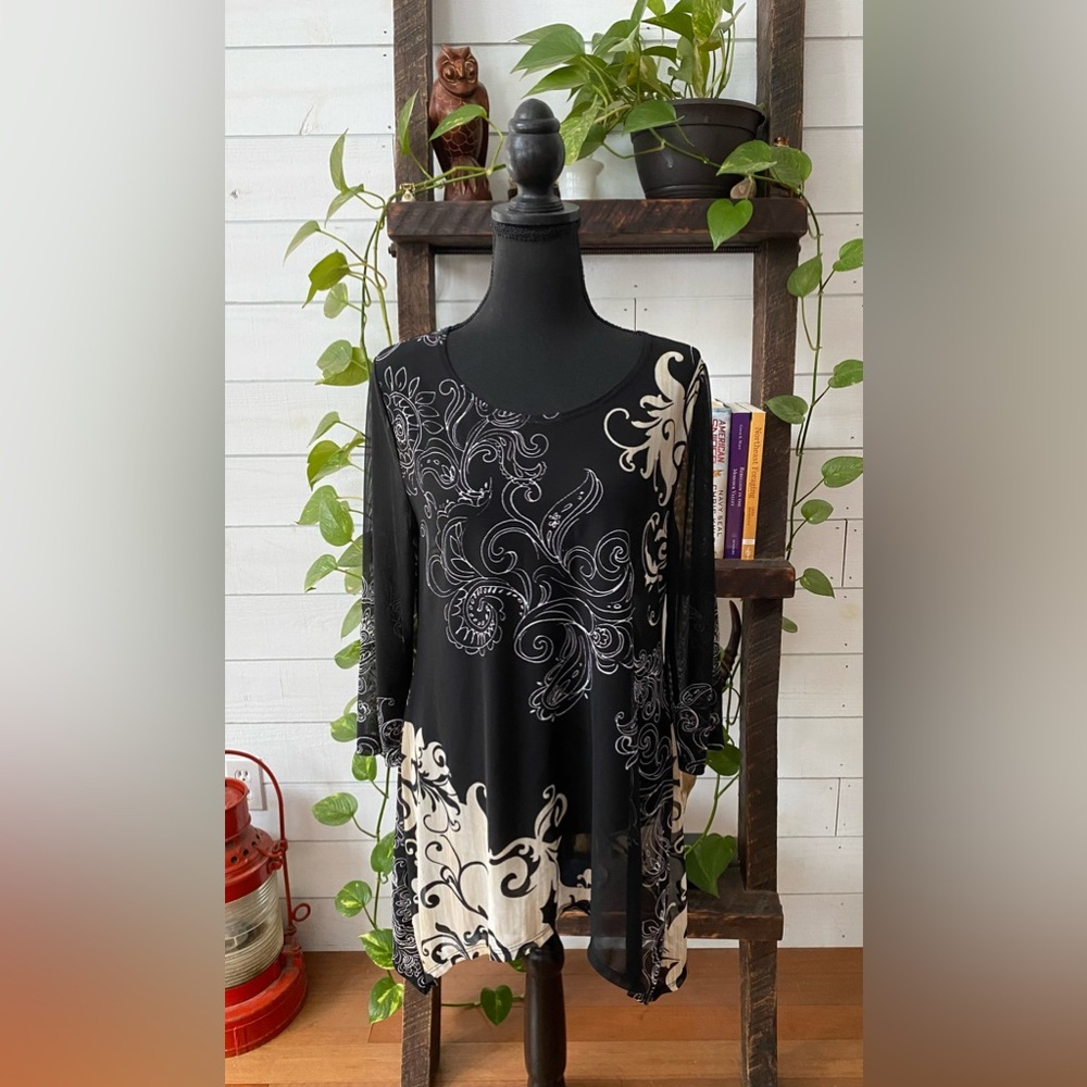Chico’s Travelers Collection: Black and White Pattern Blouse - Picture 14 of 15